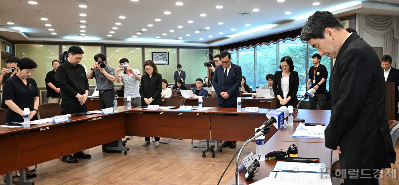 이주호(오른쪽) 사회부총리 겸 교육부장관이 21일 서울 서초구 교총회관에서 열린 '교권확립을 위한 현장 간담회'에 참석해 시작 전 참석자들과 함께 교사 추모 묵념을 하고 있다. 임세준 기자