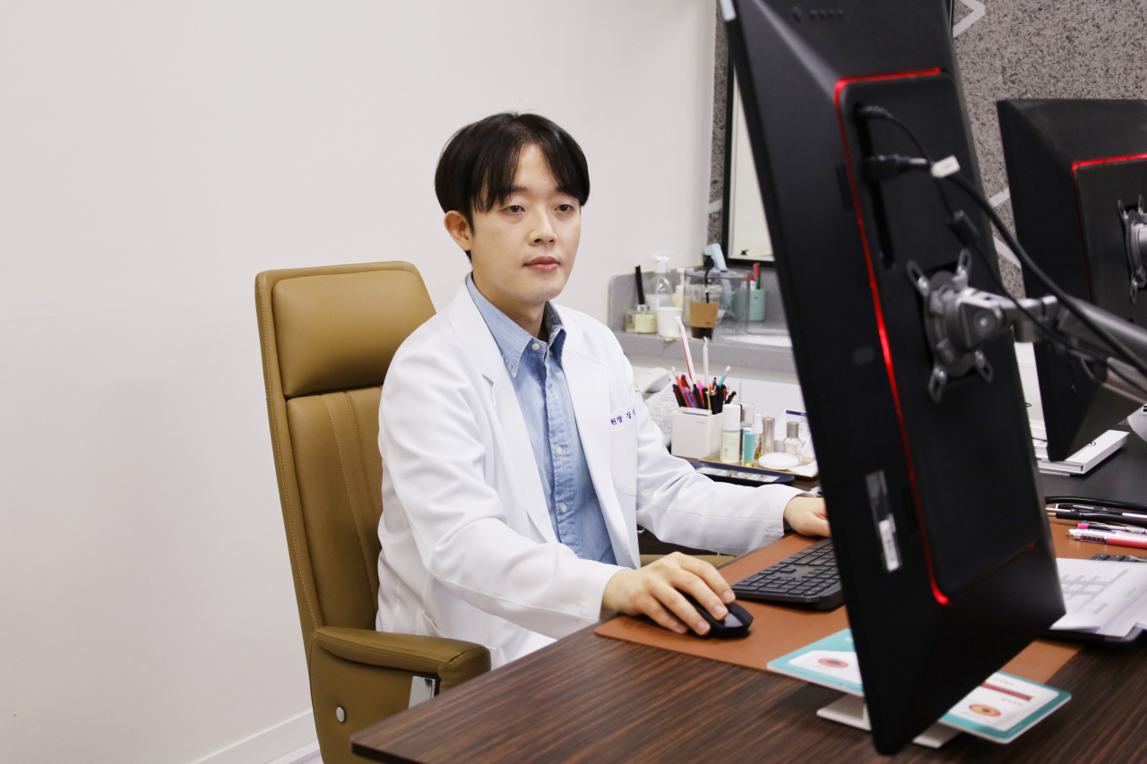 알츠하이머의 정확한 원인은 밝혀지지 않았다. 다만 ‘베타아밀로이드’라고 하는 작은 단백질이 과도하게 뇌에 축적되면서 뇌세포에 영향을 주는 것이 대표적인 원인으로 알려져 있다.
