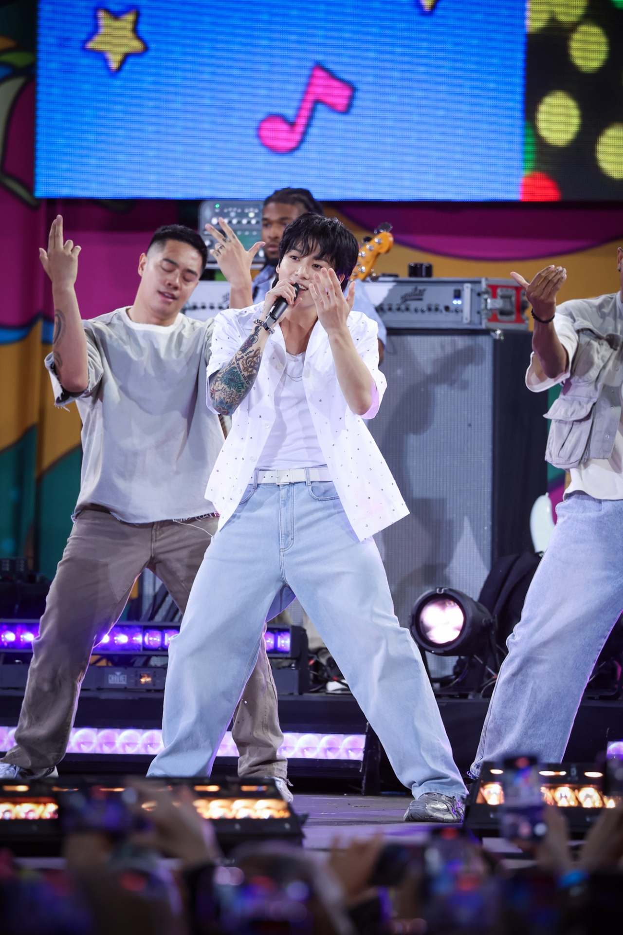 방탄소년단 정국이 미국 GMA 2023 서머 시리즈에 출연했다. [ABC/Paula Lobo]