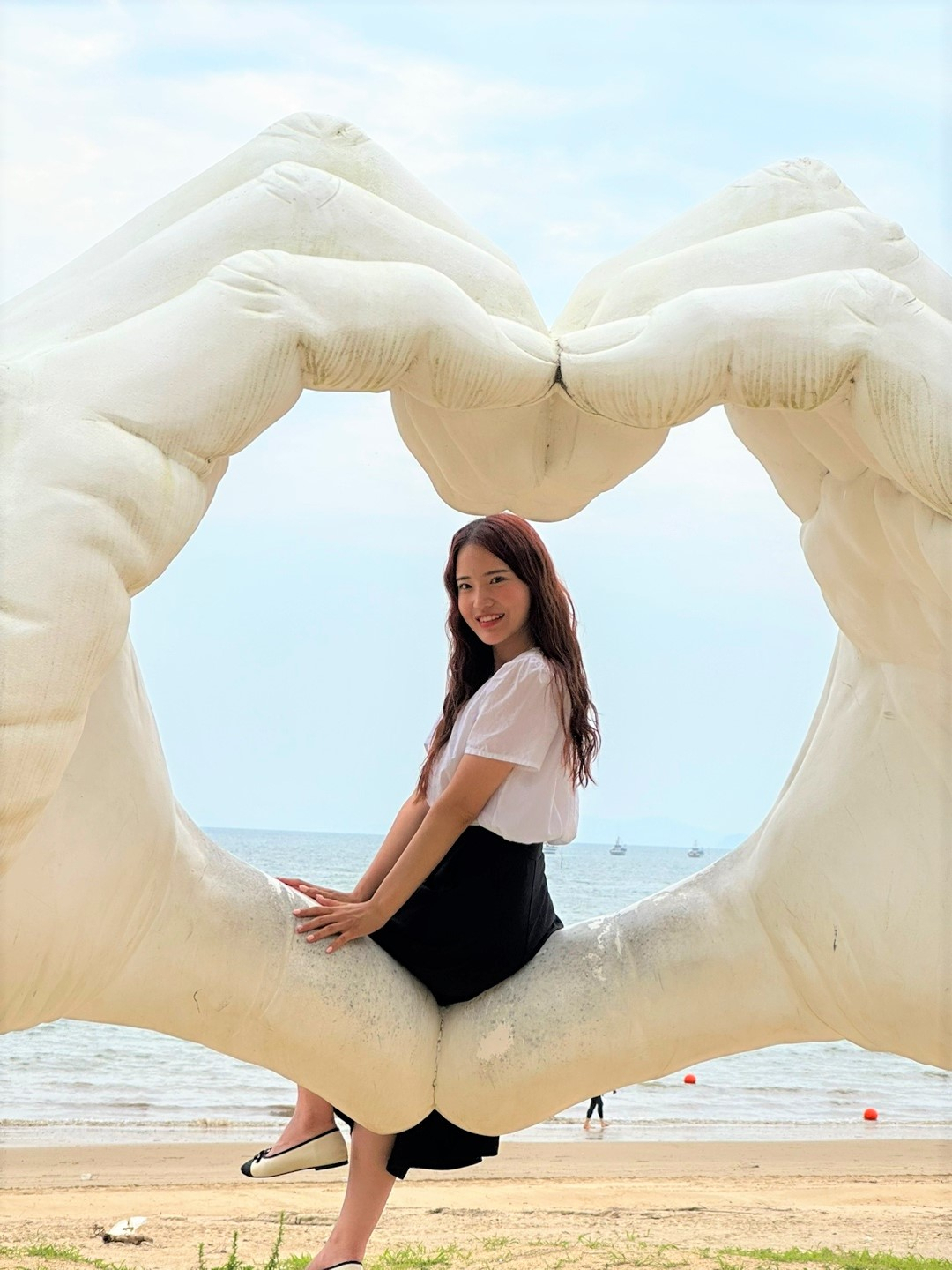 보성 율포솔밭해수욕장 대형 손하트 조형물에서 포즈를 취하고 있는 미녀. 옷차림으로 보아, 평일 점심시간 산책객으로 추정된다.