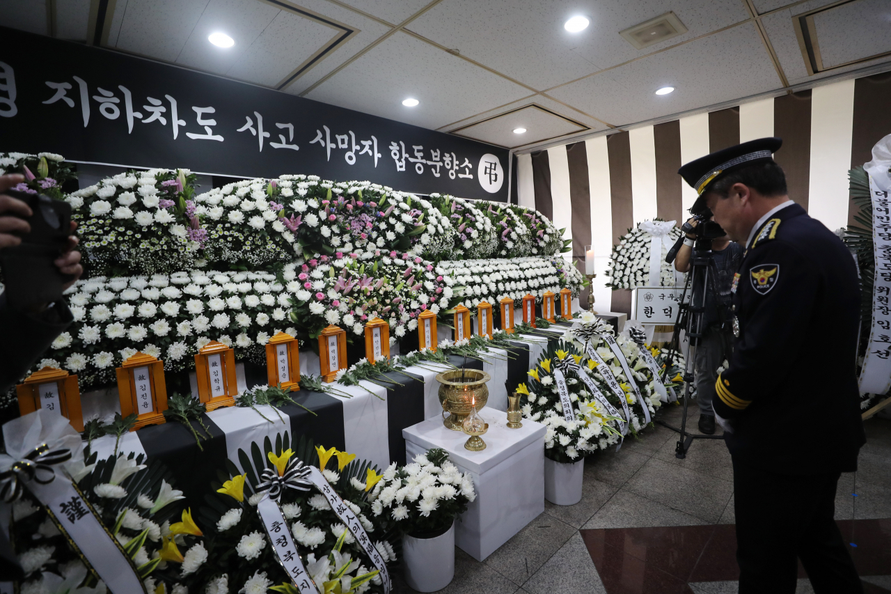 윤희근 경찰청장이 21일 충북도청에 마련된 오송 궁평2지하차도 침수 사고 희생자 합동분향소를 방문해 조문하고 있다. [연합]