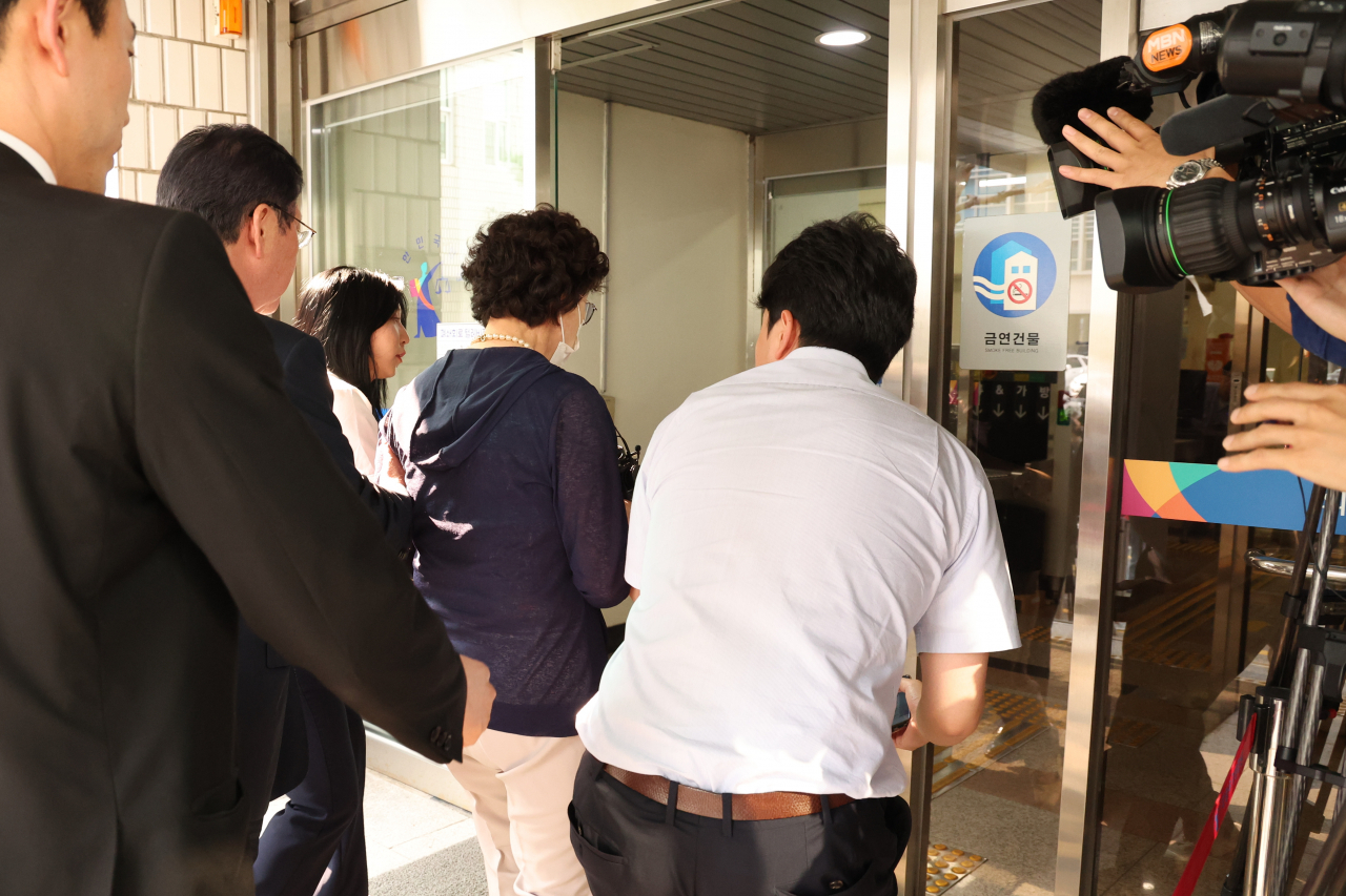 윤석열 대통령의 장모 최은순 씨(가운데)가 21일 경기도 의정부시 가능동 의정부지방법원에서 통장 잔고증명 위조 등 혐의 관련 항소심 재판을 위해 법정으로 이동하고 있다. [연합]