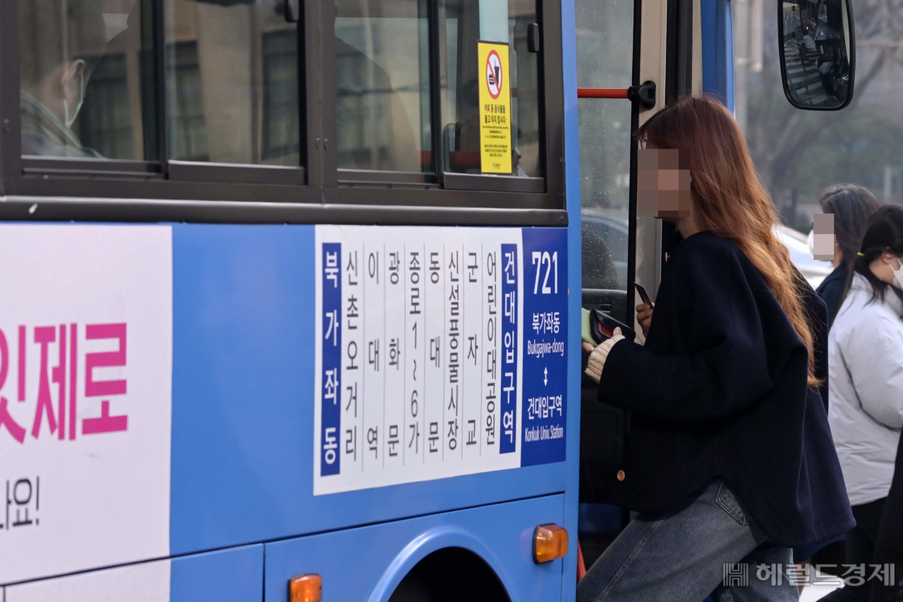 한 시민이 시내버스에 올라타고 있다. 사진은 기사 본문과 상관없음. [헤럴드경제 DB]