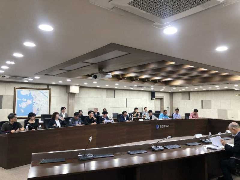 21일 오후 영종·용유 소각장 반대 투쟁위원회와 인천시가 서부권 소각장 예비후보지 5개소 영종 선정과 관련해 실무회의를 열고 있다.