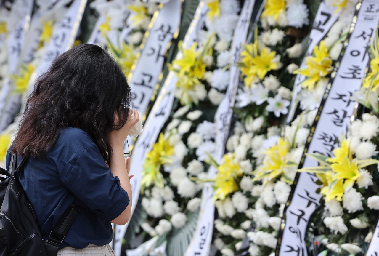 21일 서울 강남서초교육지원청에 마련된 서이초등학교 교사 A씨 분향소에서 한 추모객이 슬퍼하고 있다. [연합]