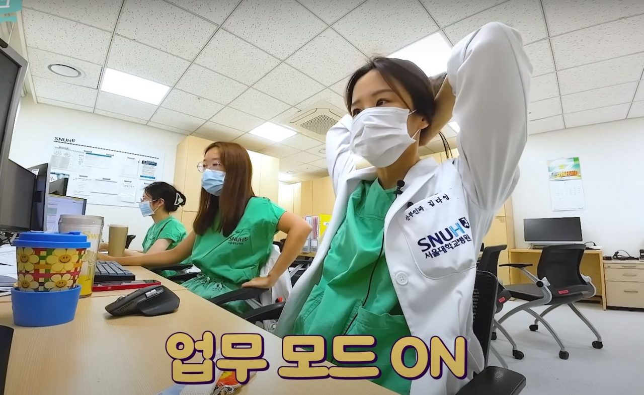 김다영 서울대병원 산부인과 전공의가 업무 준비를 하고 있다. [서울대병원TV 캡쳐]