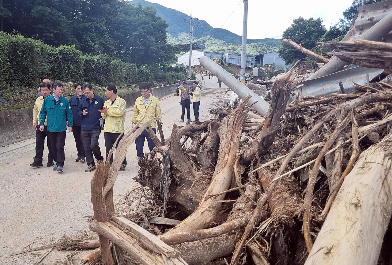 한창섭 행정안전부 차관이 19일 오후 집중호우로 피해를 입은 경북 문경시 동로면 수평리를 찾아 관계자들과 복구계획에 대해 논의하고 있다. [연합]
