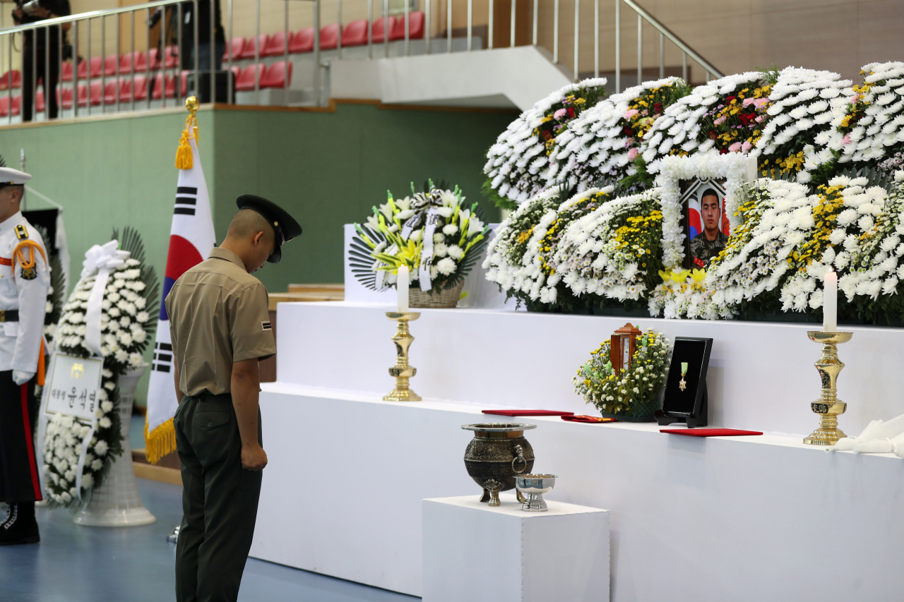 22일 경북 포항 해병대 1사단 체육관인 '김대식관'에서 열린 고 채수근 상병 영결식에서 해병대 동기 진승현 일병이 묵념하고 있다. 채 상병은 지난 19일 오전 9시께 예천 내성천에서 실종자를 수색하던 중 급류에 휩쓸려 숨졌다. [연합]