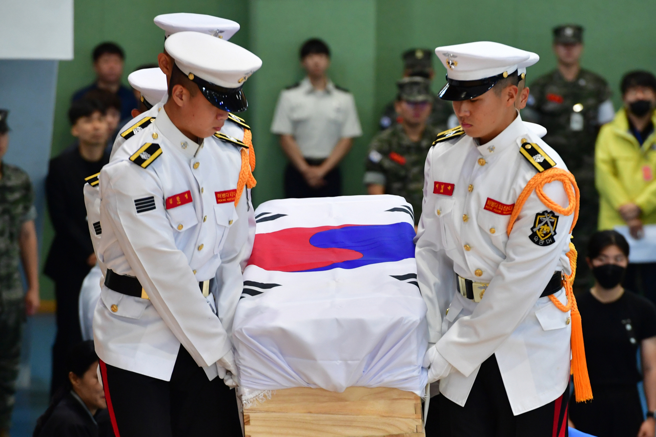 22일 경북 포항 해병대 1사단 체육관인 '김대식관'에서 열린 고 채수근 상병 영결식에서 영현이 입장하고 있다. 채 상병은 지난 19일 오전 9시께 예천 내성천에서 실종자를 수색하던 중 급류에 휩쓸려 숨졌다. [연합]