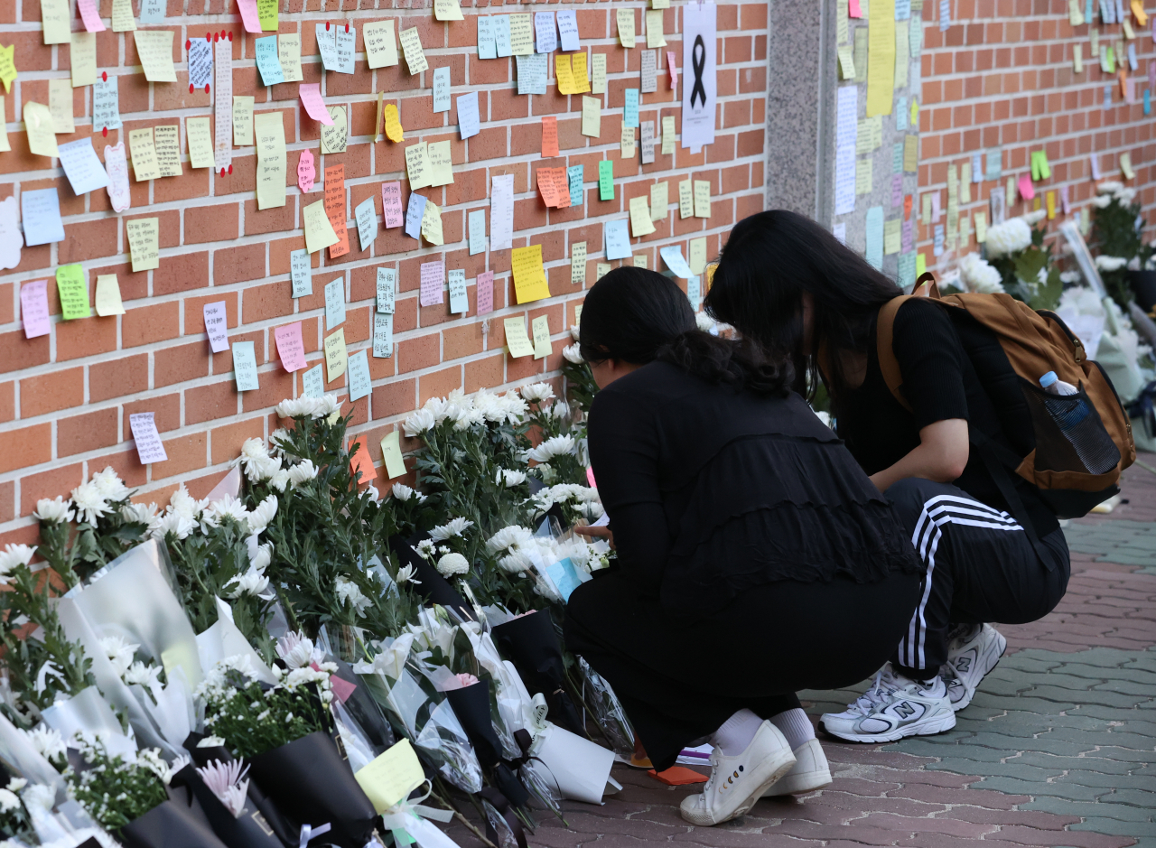20일 오후 서울 서초구 서이초등학교에 마련된 임시 추모공간에서 추모객들이 고인이 된 교사 A씨를 추모하고 있다. 교육계에 따르면 이 학교 담임 교사 A씨가 학교 안에서 극단적 선택을 해 숨지는 일이 발생했다. [연합]