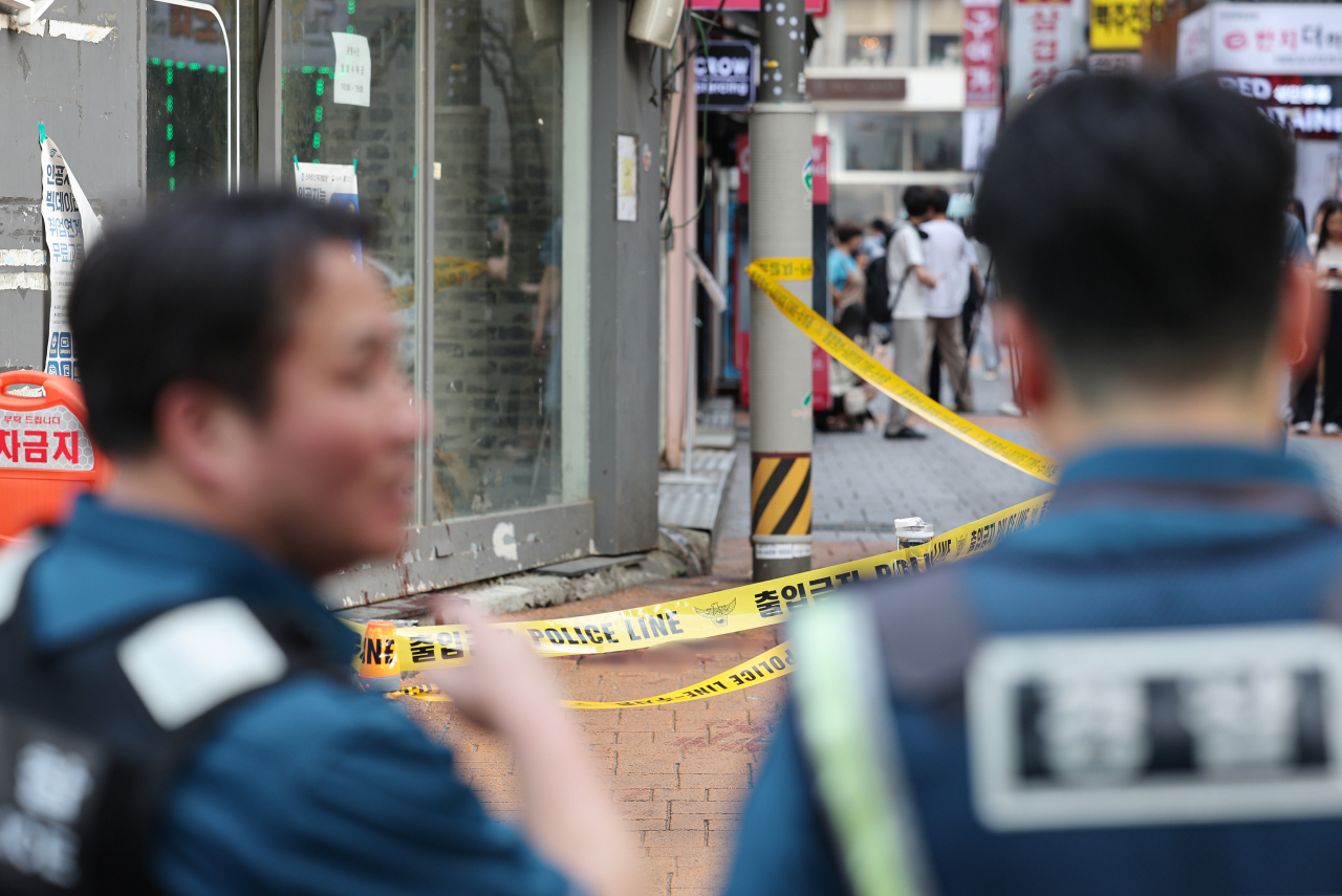 21일 오후 흉기난동 사건이 발생한 서울 관악구 신림역 4번 출구 인근에 폴리스라인이 설치돼 있다. 이날 이곳에서 괴한이 흉기를 휘둘러 1명이 숨지고 3명이 다쳐 병원으로 이송됐다. [연합]