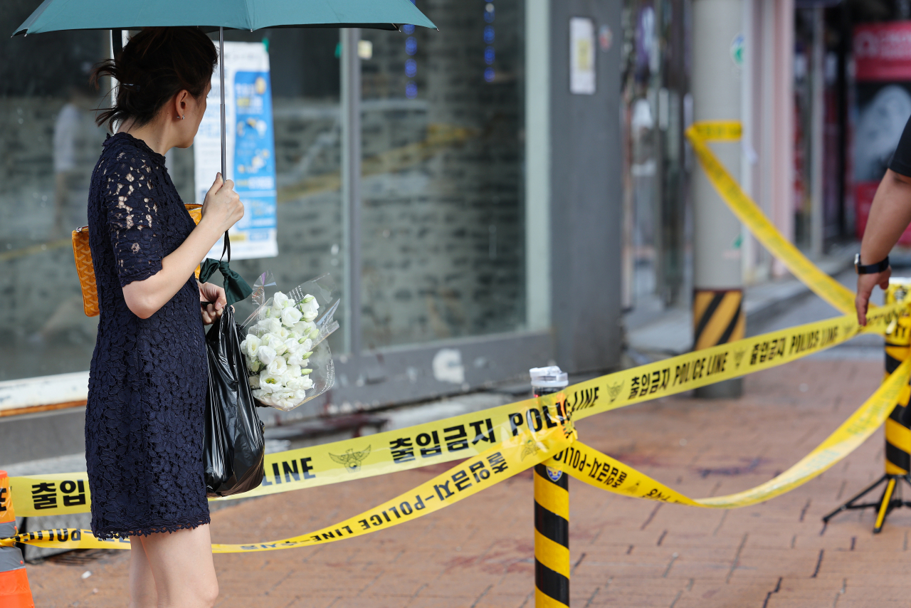 21일 오후 흉기난동 사건이 발생한 서울 관악구 신림역 4번 출구 인근에 폴리스라인이 설치돼 있다. 이날 이곳에서 괴한이 흉기를 휘둘러 1명이 숨지고 3명이 다쳐 병원으로 이송됐다. [연합]