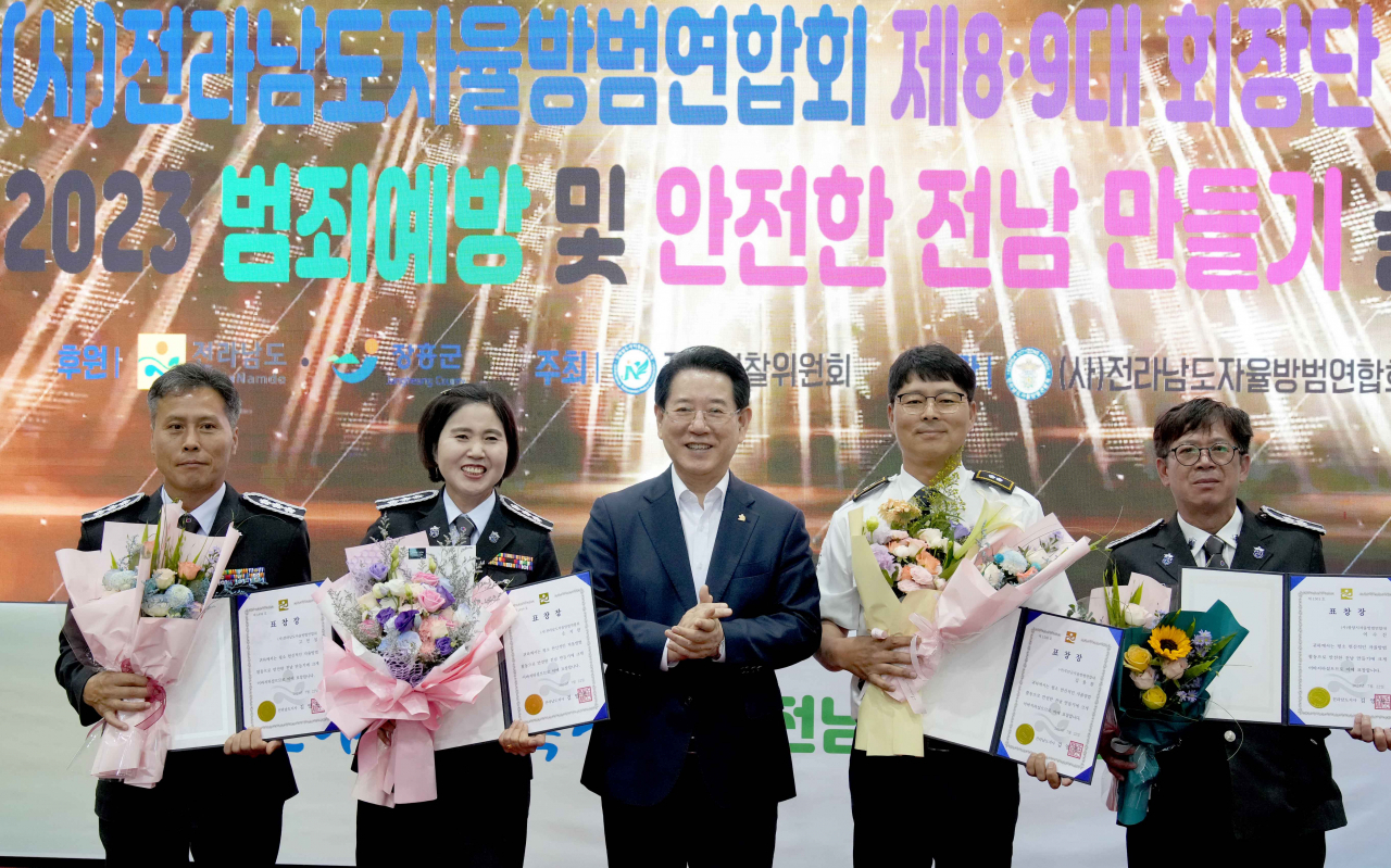 전남자율방범연합회는 22일 장흥 실내체육관서 이·취임식을 개최했다