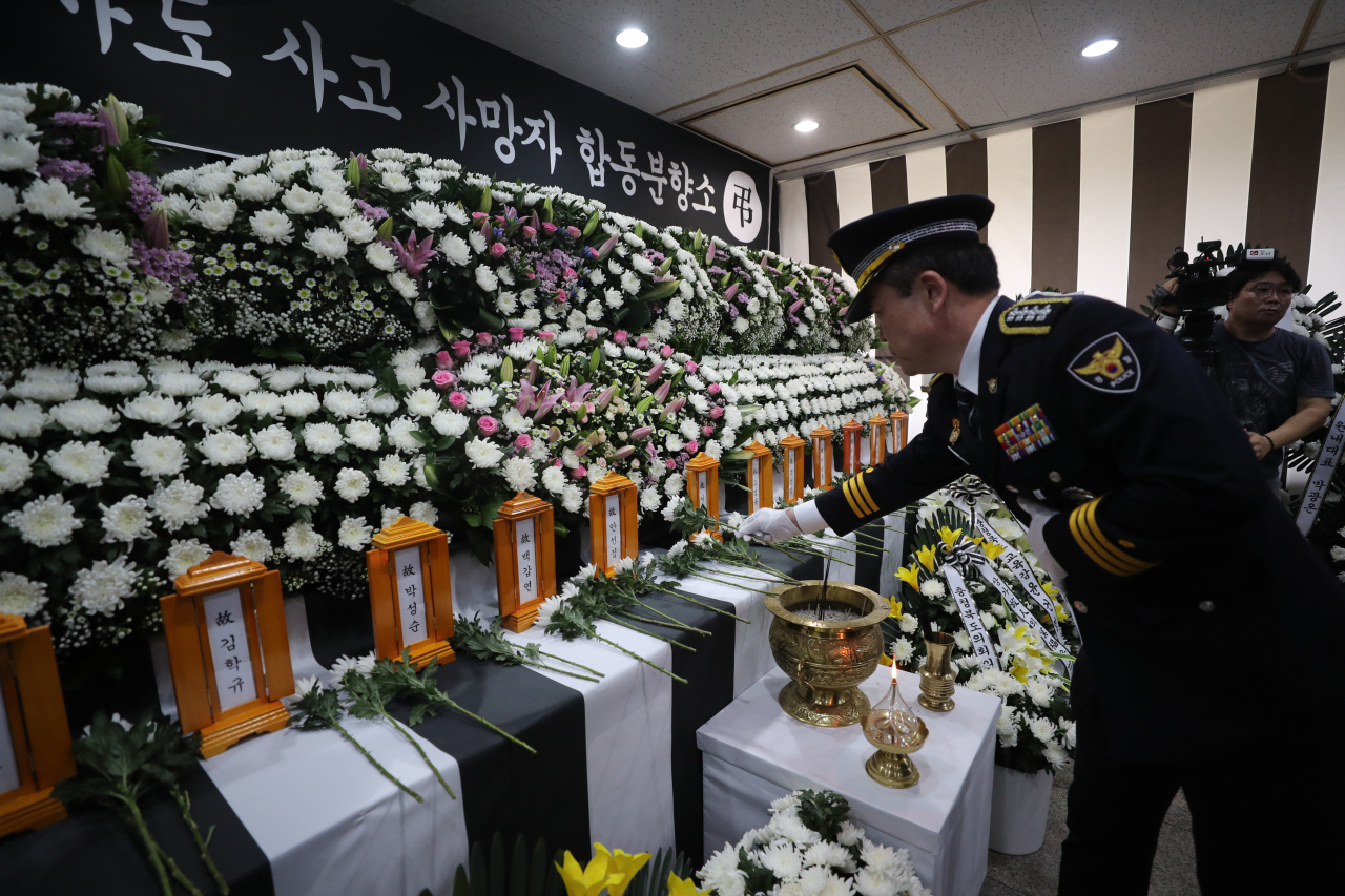 윤희근 경찰청장이 21일 오전 충북도청에 마련된 오송 궁평2지하차도 침수 사고 희생자 합동분향소를 방문해 조문하고 있다. [연합]