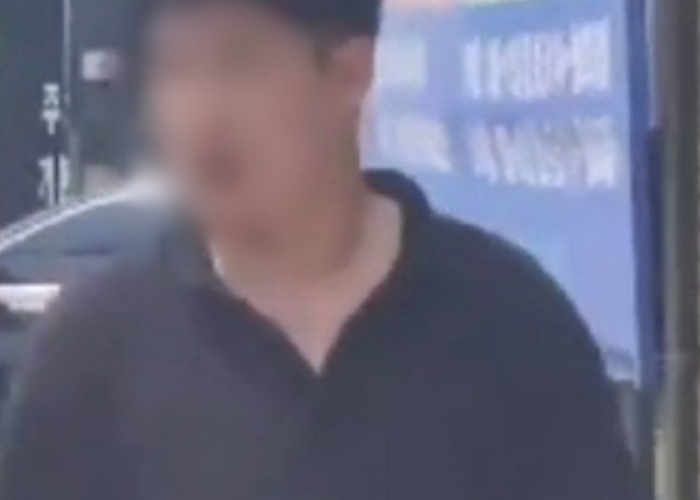 사건 당시 조 씨의 모습을 찍은 영상이 온라인 상에서 확산하고 있다. [온라인 커뮤니티]