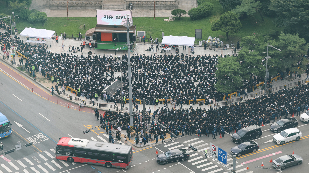 서울 서초구의 한 초등학교에서 발생한 교사 사망 사건과 관련해 22일 오후 서울 종로구 보신각 인근에서 추모식이 열리고 있다. [연합]
