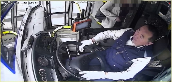 지난 17일 오전 8시17분쯤 서울 서초구와 광진구를 오가는 4212번 시내버스에 탄 한 승객이 교통카드를 찾지 못하자 버스기사 송재일씨가 차분하게 대응하는 모습. [우신운수 버스 CCTV]