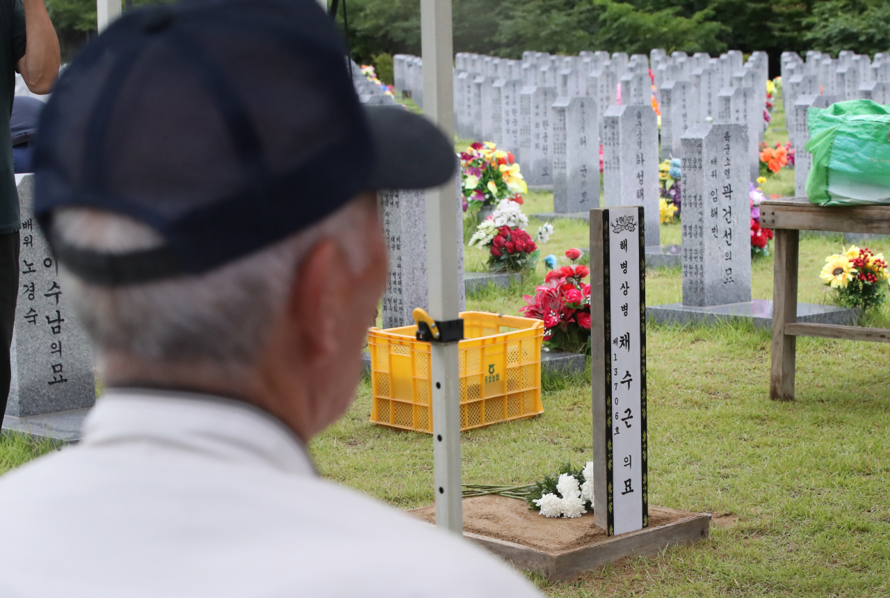 22일 오후 국립대전현충원에서 거행된 고(故) 채수근 상병의 안장식이 끝나고 해병대 63기 박종옥 씨가 후배의 묘소를 바라보고 있다. 채수근 상병은 지난 19일 경북 예천 내성천에서 실종자를 수색하던 중 급류에 휩쓸려 숨졌다. [연합]