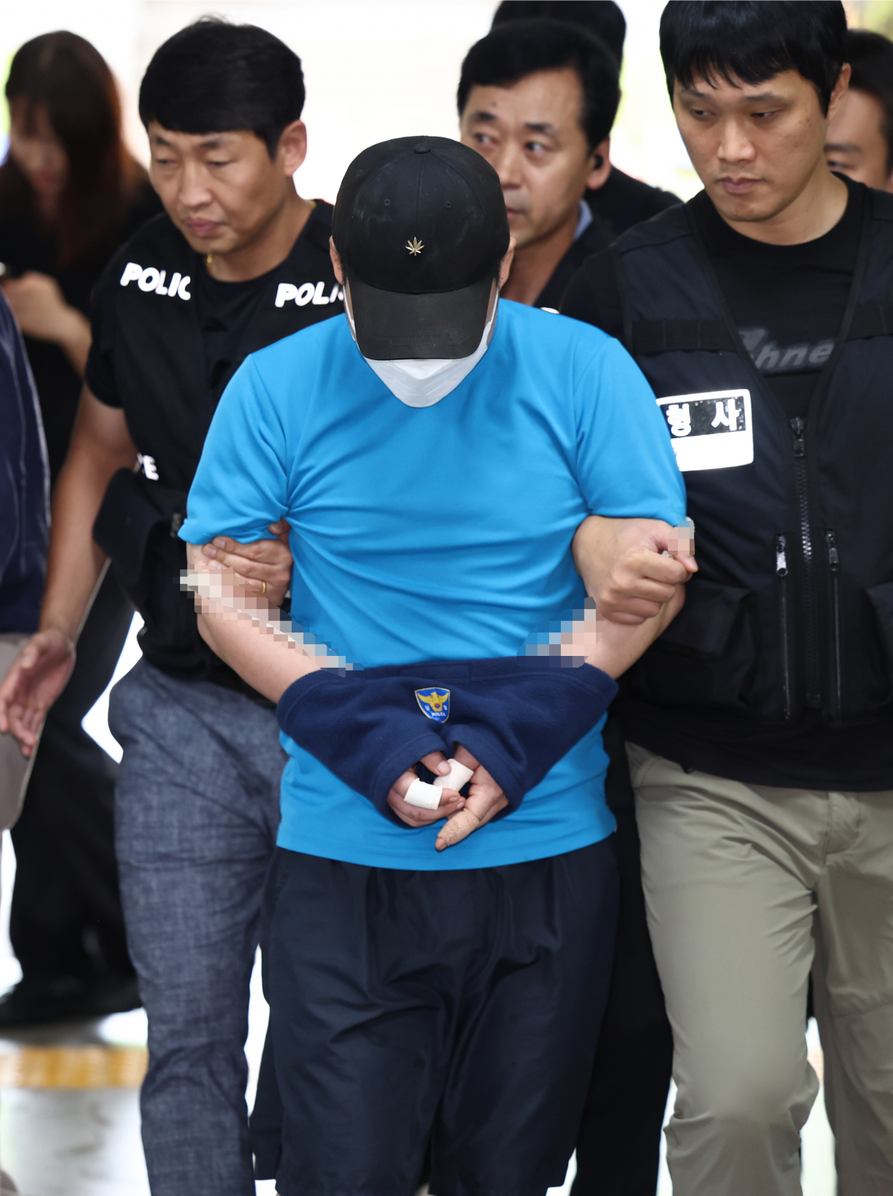 신림역 인근 상가 골목에서 행인을 상대로 무차별 흉기를 휘두른 조모씨가 23일 오후 구속 전 피의자 심문(영장실질심사)를 받기 위해 서울 서초구 서울중앙지방법원에 출석하고 있다. [연합]