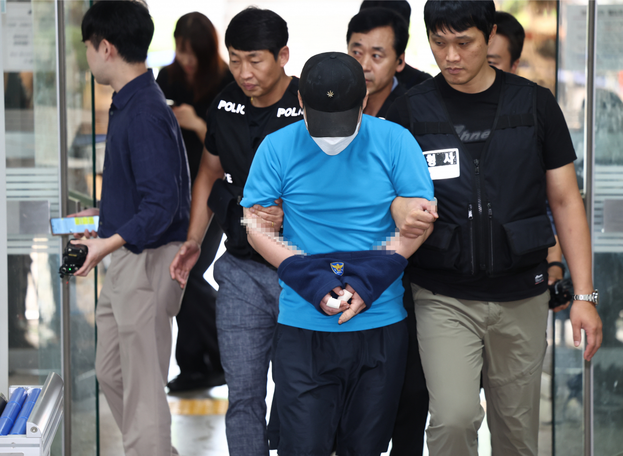 신림역 인근 상가 골목에서 행인을 상대로 무차별 흉기를 휘두른 조모씨가 23일 오후 구속 전 피의자 심문(영장실질심사)을 받기 위해 서울 서초구 서울중앙지방법원에 출석하고 있다. [연합]