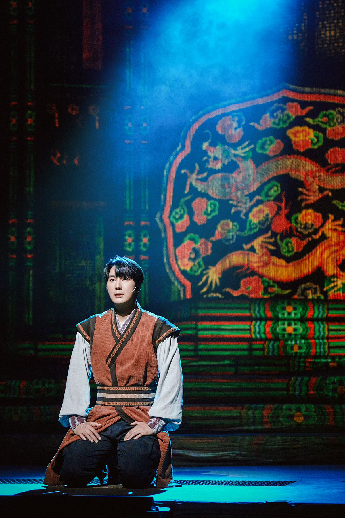 Jungrim, played by Cho Seong-yun, kneels down in front of King Sejo in the musical "Myeolhwagun." (Czac Production)