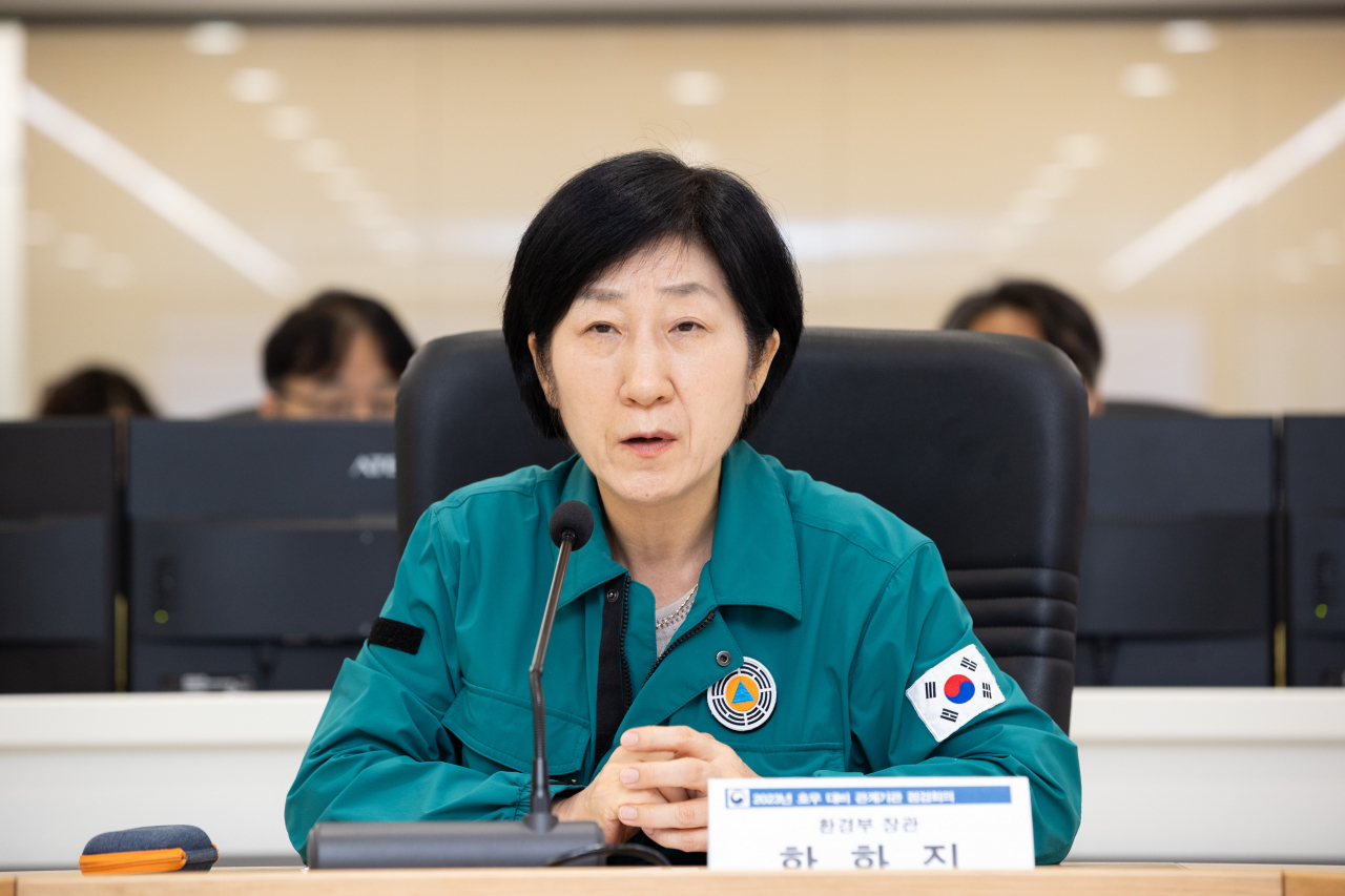 한화진 환경부 장관이 23일 서울 서초구 한강홍수통제소에서 관계기관과 영상회의를 갖고 기관별 호우 대처 상황을 점검하고 있다. [환경부 제공]