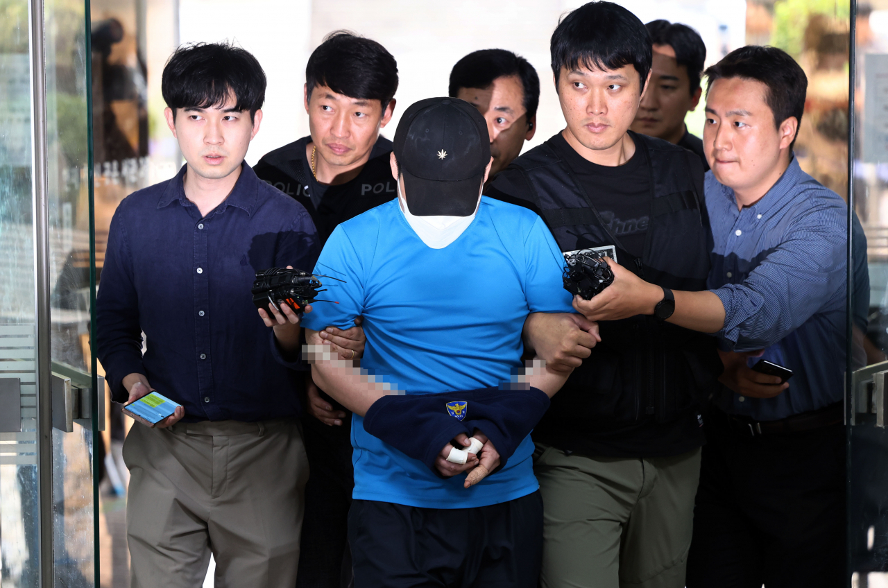 신림역 인근 상가 골목에서 행인을 상대로 무차별 흉기를 휘두른 조모씨가 23일 오후 구속 전 피의자 심문(영장실질심사)을 받기 위해 서울 서초구 서울중앙지방법원에 출석하고 있다. [연합]