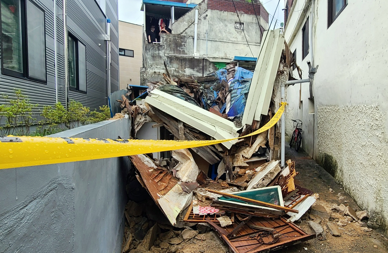 23일 오전 광주 남구 방림동 한 주택 일부가 무너져 행정 당국이 안전 조치를 하고 있다.[남구 제공]