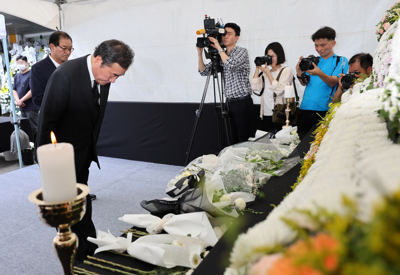 더불어민주당 이낙연 전 대표가 21일 오후 서울 강남서초교육지원청에 마련된 서이초등학교 교사 A씨 분향소에서 묵념하고 있다.[연합]
