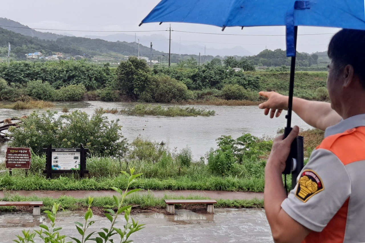 광주 광산구 황룡강 임곡교 일원에서 119시민수상구조대가 하천 범람에 대비해 안전 점검을 하고 있다.[연합]