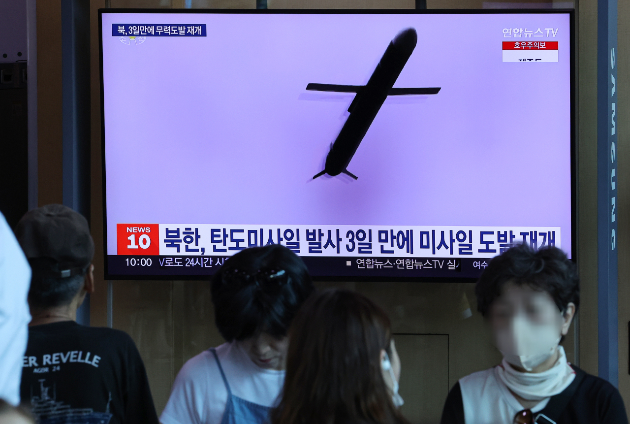 북한이 서해상으로 순항미사일을 발사한 22일 오전 서울역 대합실에서 시민들이 관련 보도를 보고 있다. 북한의 미사일 발사는 지난 19일 동해상으로 쏜 단거리 탄도미사일(SRBM) 2발 이후 3일 만이다. [연합]