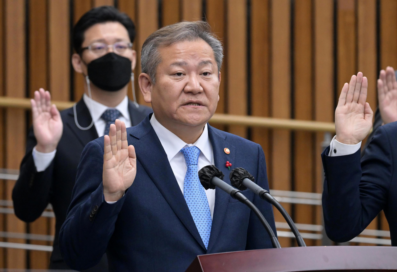 이상민 행정안전부 장관이 지난 1월 6일 오전 서울 여의도 국회에서 열린 이태원 참사 국정조사 특별위원회' 회의에서 선서하고 있다. 이상섭 기자