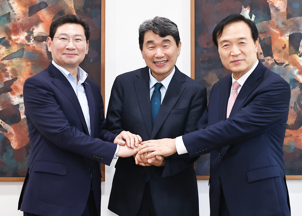 지난 7월 5일 용인대에서 이주호 사회부총리겸 교육부장관과 임태희 경기도교육감을 만나 교육 현안을 논의한 이상일 용인특례시장.[용인시 제공]