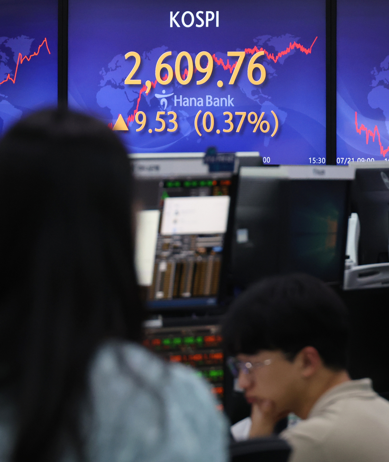 An electronic board showing the Korea Composite Stock Price Index at a dealing room of the Hana Bank headquarters in Seoul on Friday (Yonhap)