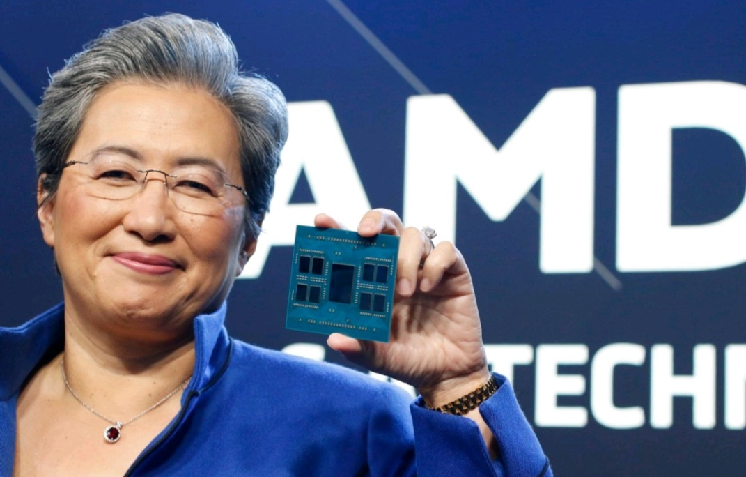 리사 수 AMD 최고경영자(CEO)가 자사의 반도체 칩을 들고 선 모습.[AMD SNS 캡처]