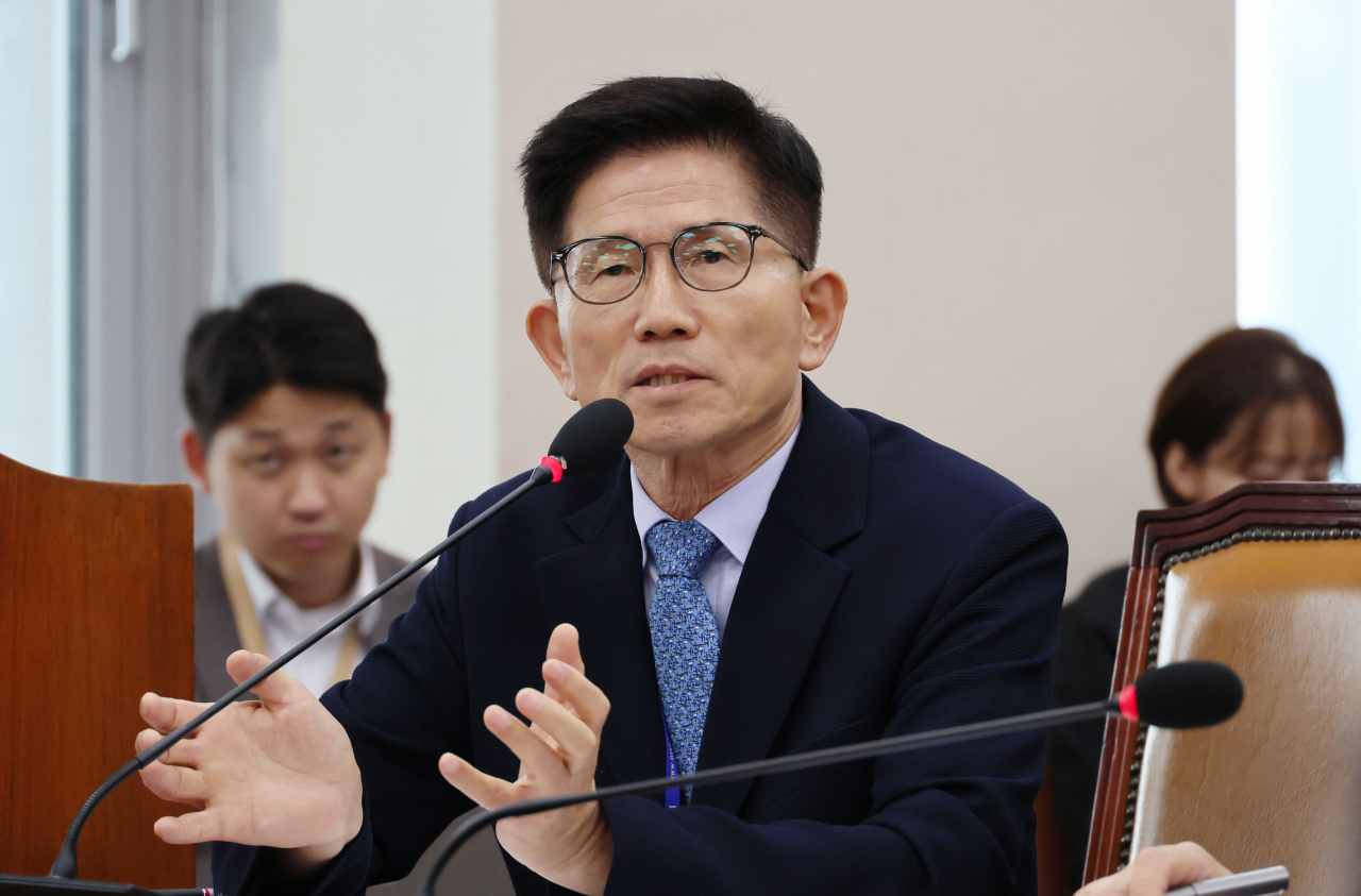 김문수 경제사회노동위원장이 27일 오후 국회에서 열린 환경노동위원회 전체회의에서 의원질의에 답변하고 있다. [연합]