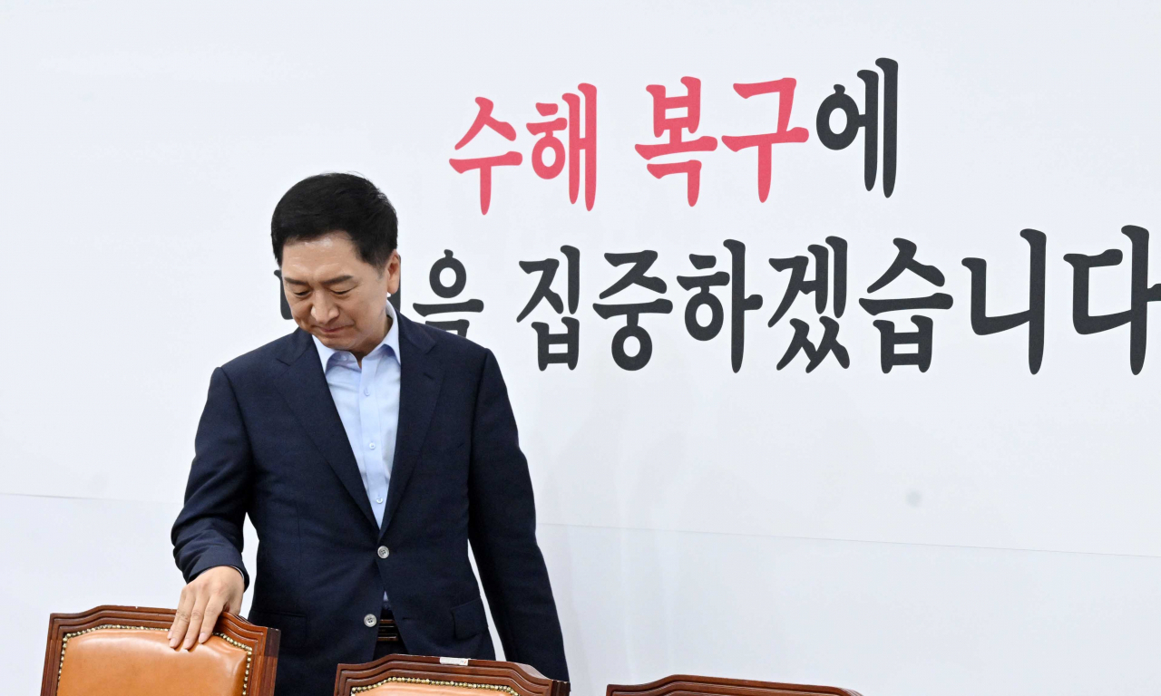 김기현 국민의힘 대표가 18일 서울 여의도 국회에서 열린 최고위원회의에 참석하고 있다. 이상섭 기자