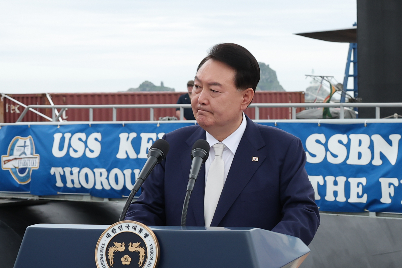 윤석열 대통령이 지난 19일 부산 남구 해군작전사령부 부산작전기지에 입항한 미국의 오하이오급 핵추진 탄도유도탄 잠수함(SSBN) 켄터키함(SSBN-737) 앞에서 격려사를 하고 있다. [연합]