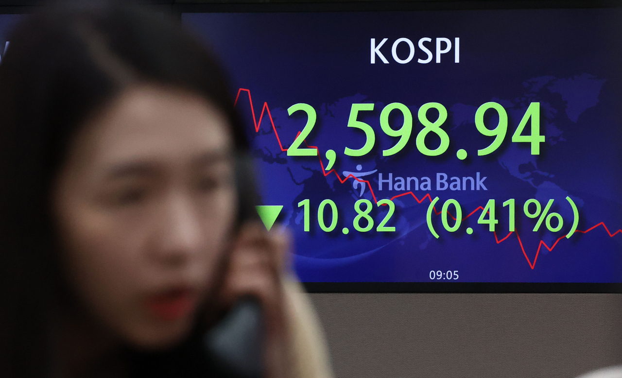 24일 오전 서울 중구 하나은행 딜링룸 전광판에 코스피 지수 등이 표시되고 있다. 이날 코스피 지수는 1.29포인트 내린 2,608.47에, 코스닥은 0.41포인트(0.04%) 오른 934.99에 개장했다. [연합]