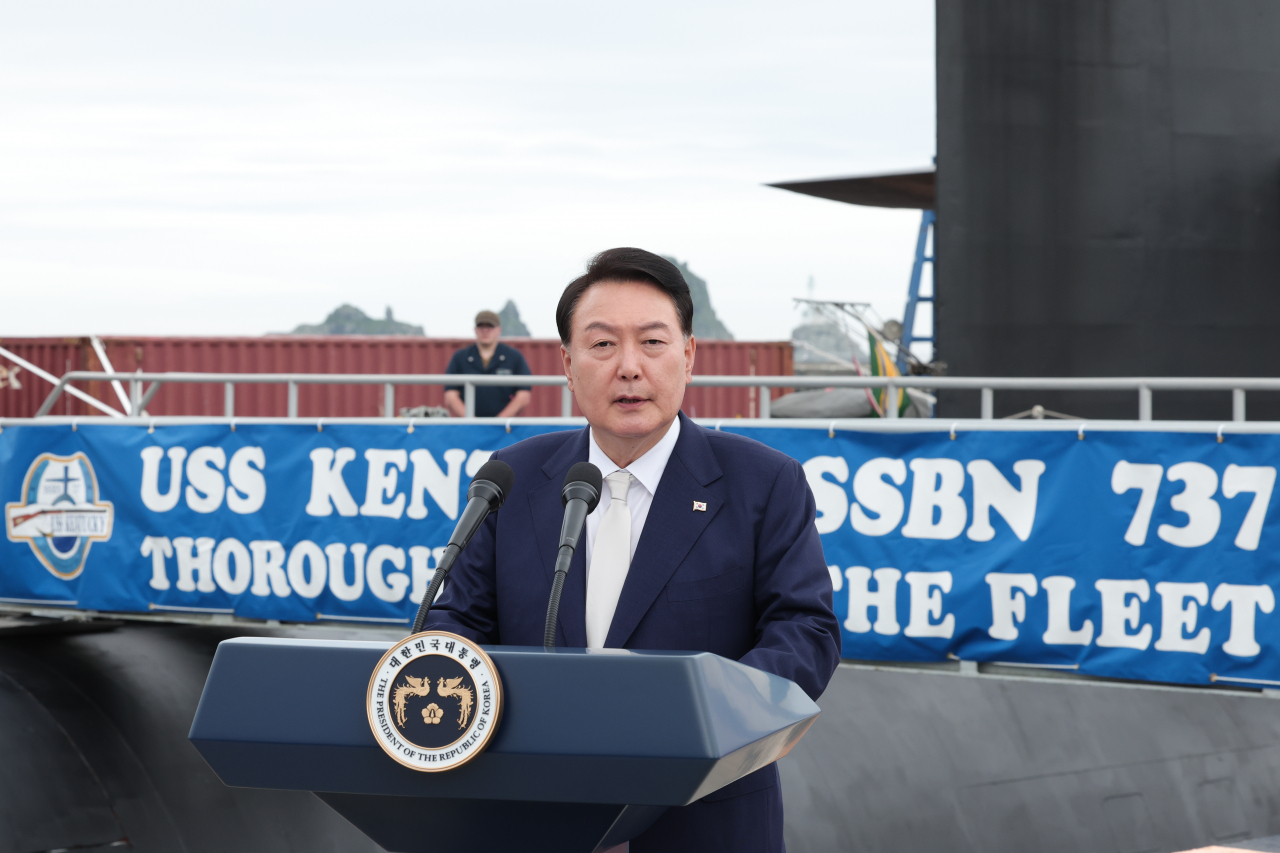 윤석열 대통령이 19일 부산 남구 해군작전사령부 부산작전기지에 입항한 미국의 오하이오급 핵추진 탄도유도탄 잠수함(SSBN) 켄터키함(SSBN-737) 앞에서 격려사를 하고 있다. [연합]