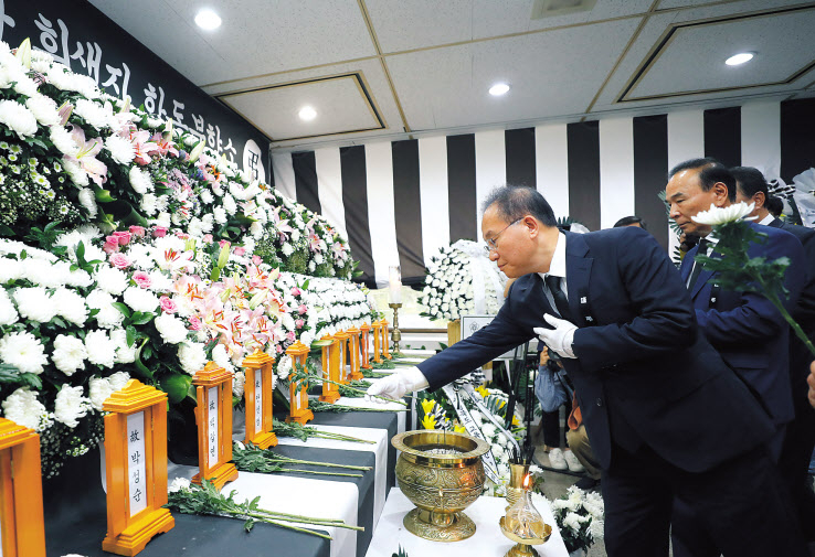 윤재옥 국민의힘 원내대표가 23일 충북도청 궁평2지하차도 침수 사고 희생자 합동분향소에서 조문하고 있다. 윤 원내대표를 비롯한 당지도부와 소속의원들은 이날 충북 청주시 일대를 찾아 수해복구 봉사활동을 했다. [연합]