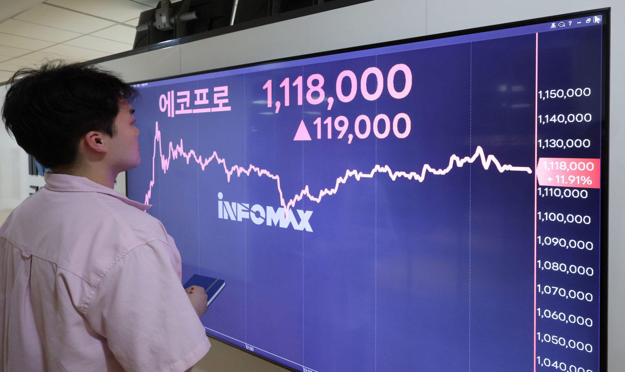 지난 18일 서울 종로구 연합인포맥스연합인포맥스 전광판에 에코프로 종가 현황이 표시되고 있다. [연합]