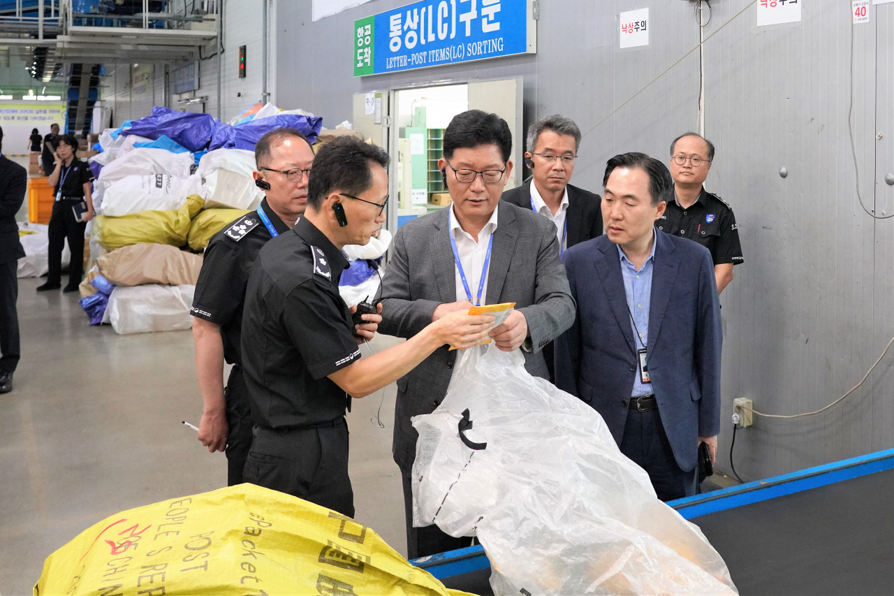 고광효 관세청장(왼쪽 두번째)은 24일 오전 인천공항 국제우편물류센터를 방문해 긴급 통관강화조치 이행 상황을 점검하고 있다.