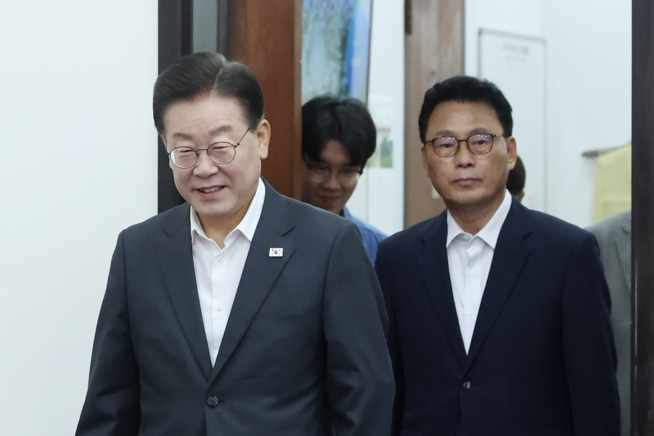 이재명 더불어민주당 대표와 박광온 원내대표가 24일 오전 국회에서 열린 최고위원회의에 입장하고 있다. [연합]
