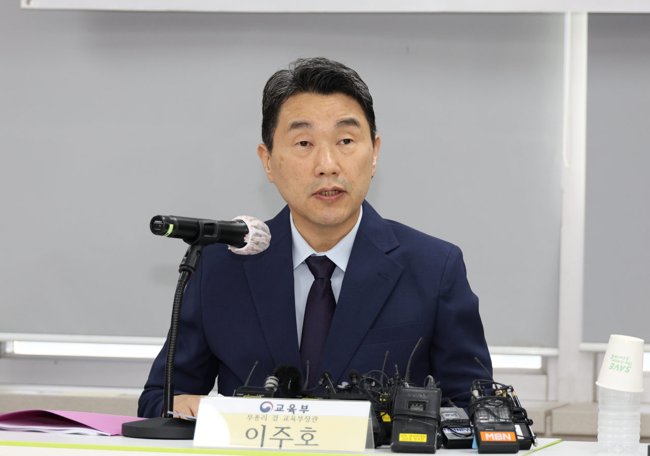 이주호 부총리 겸 사회부 장관이 24일 전국교사노동조합연맹(교사노조)과 간담회를 하고 있다. [교육부 제공]