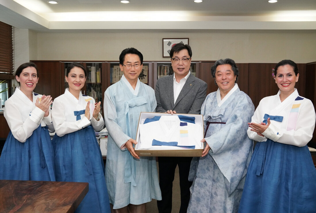 한국 민요, 가곡, 트로트 등을 즐겨부르는 스페인 밀레니엄 합창단에 최근 한국 측이 한복을 전달하고 있다.