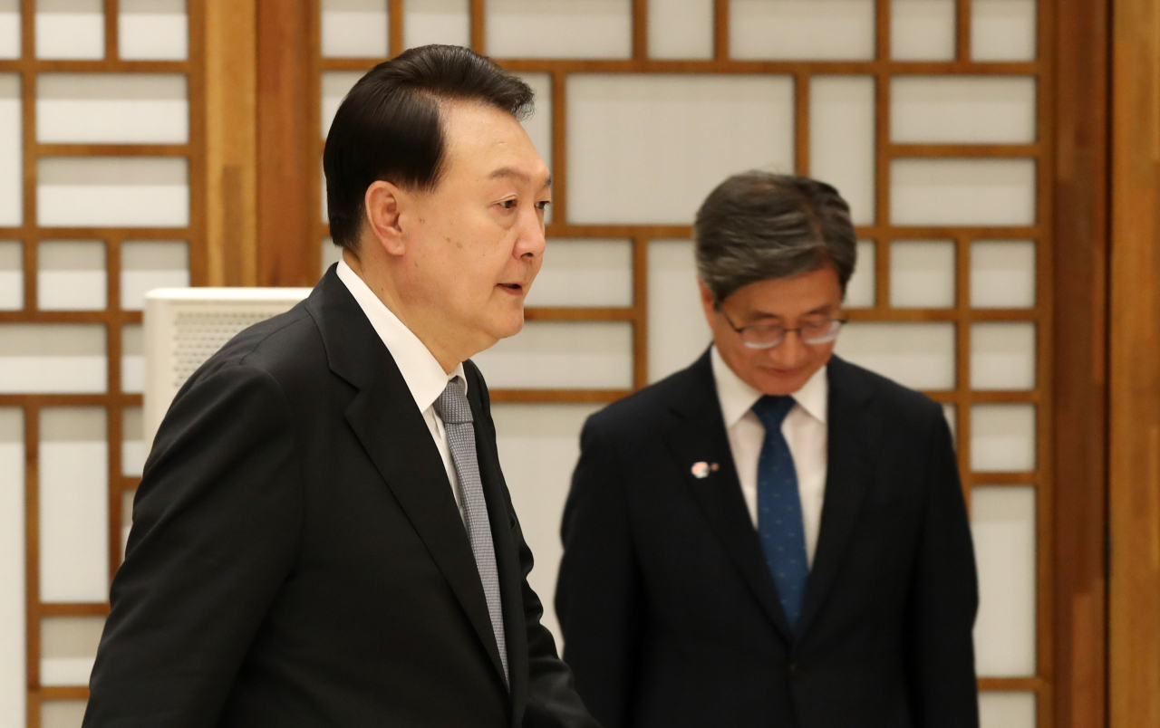 윤석열 대통령이 21일 서울 용산 대통령실 청사에서 열린 신임 대법관 임명장 수여식에 입장하고 있다. 오른쪽은 김명수 대법원장. [연합]