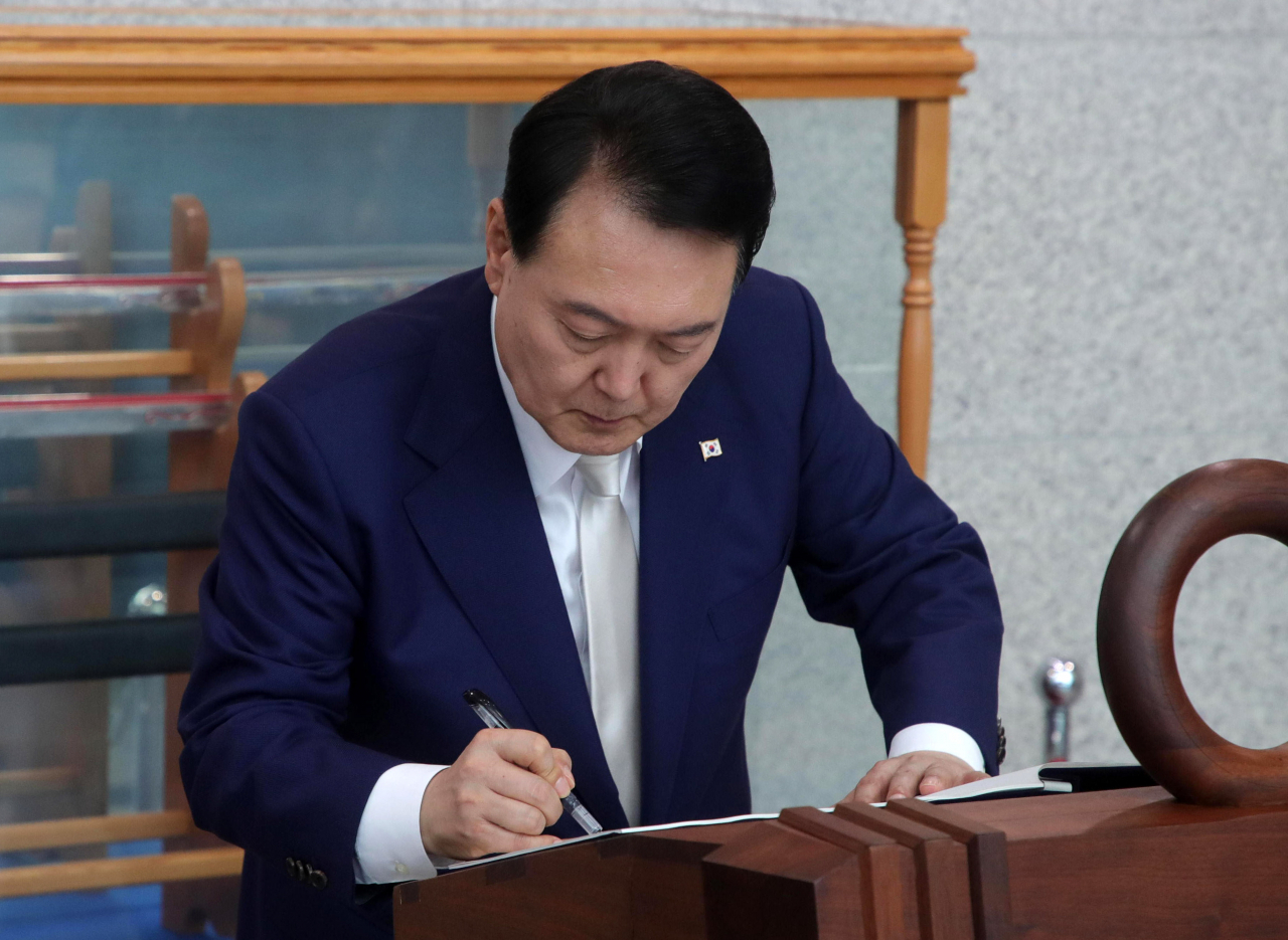 윤석열 대통령이 지난 19일 부산 해군작전사령부를 방문, 방명록을 작성하고 있다. [연합]