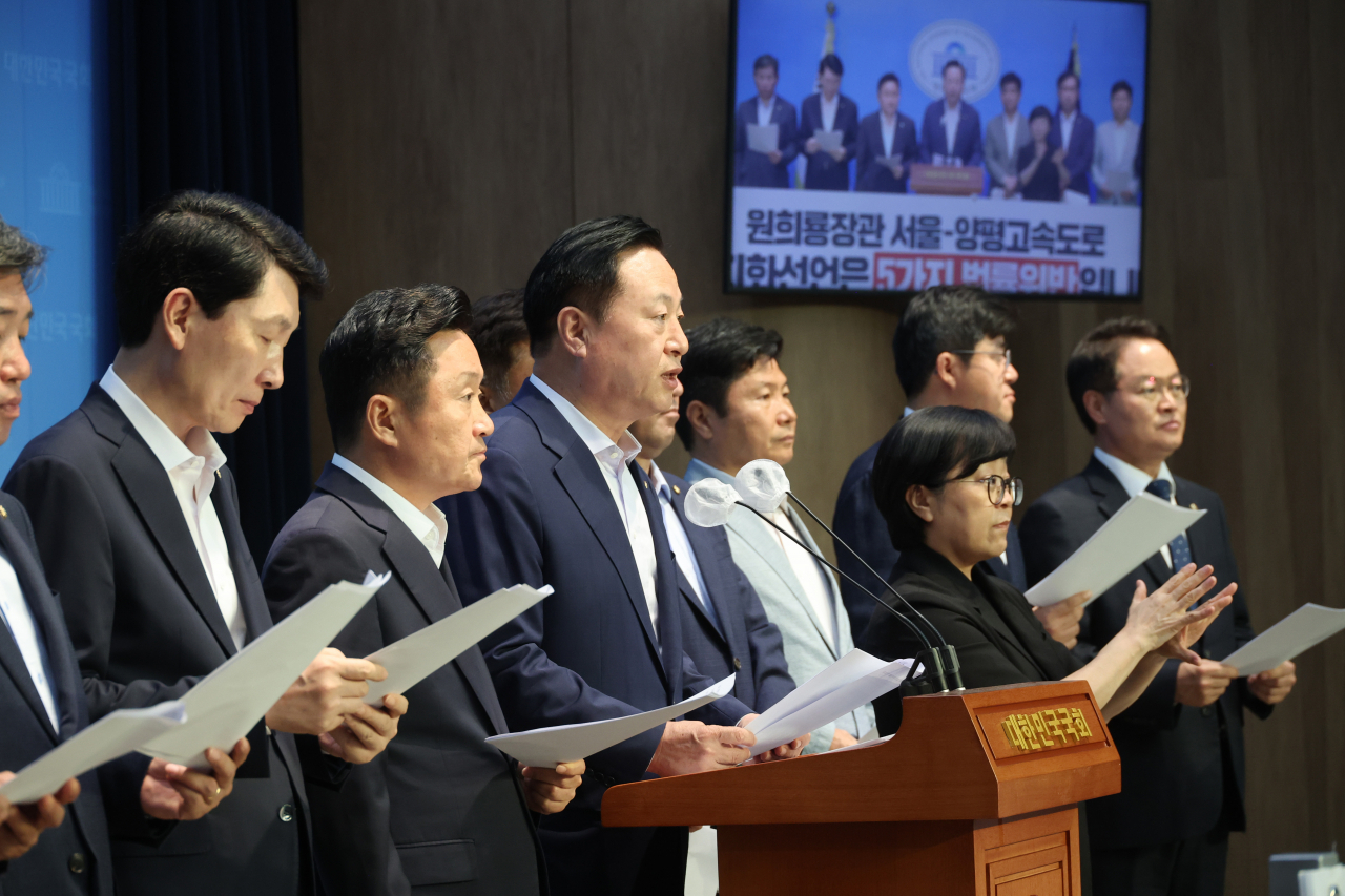 국회 국토교통위원회 더불어민주당 간사인 최인호 의원과 위원들이 24일 오후 국회에서 열린 '원희룡 장관 서울-양평 고속도로 백지화 선언은 5가지 법률 위반입니다' 기자회견을 하고 있다. [연합]