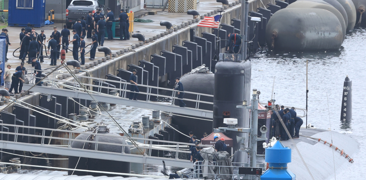 미 해군 핵추진 잠수함 아나폴리스함(SSN-760)이 24일 오전 제주 해군기지에 입항해 승조원들이 군수 적재를 하고 있다. [연합]